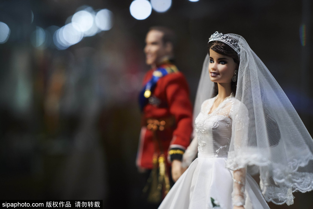 “王室”芭比娃娃亮相马德里 威廉王子夫妇大婚造型抢眼