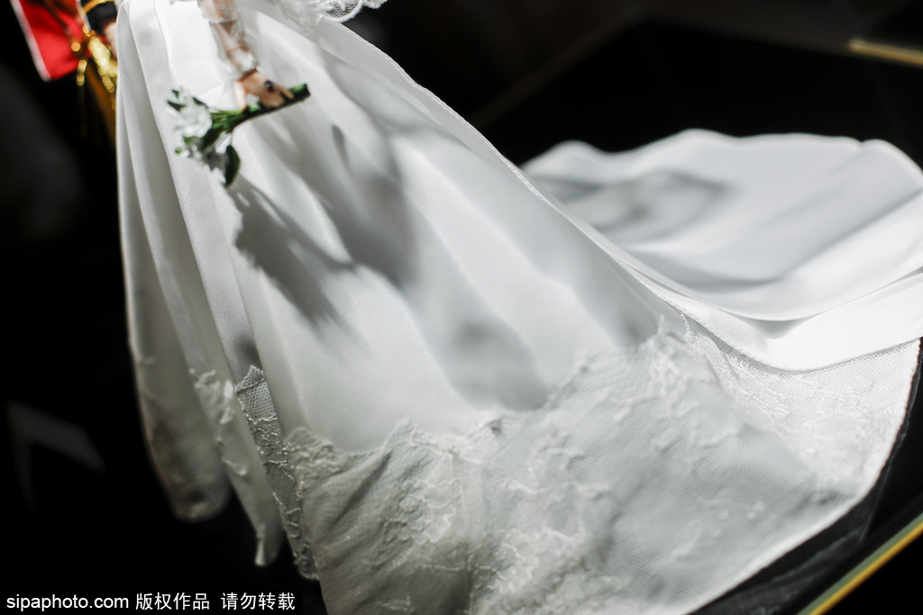 “王室”芭比娃娃亮相马德里 威廉王子夫妇大婚造型抢眼